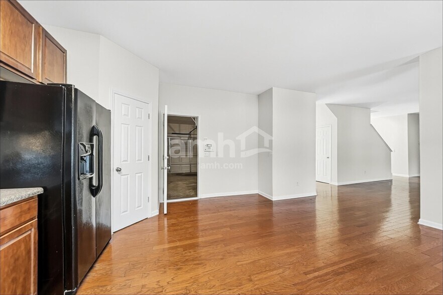 Building Photo - 1010 Golden Crest Dr