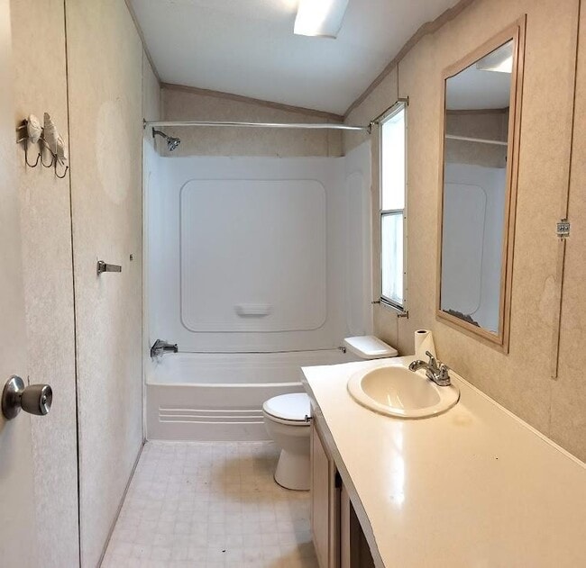 Building Photo - 305 Woods Ln