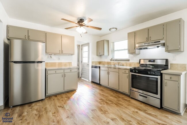 Building Photo - Amazing 4 Bedroom Home with Stunning Lakefront Views - Ready for You to Move-In!