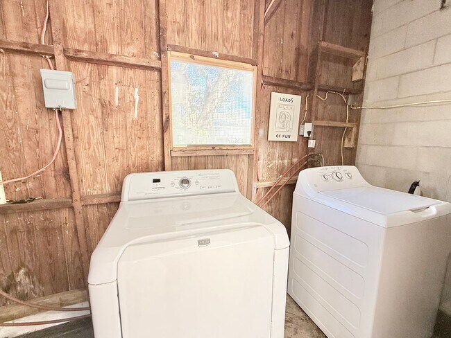 Building Photo - Fully Remodeled East Hill Cottage