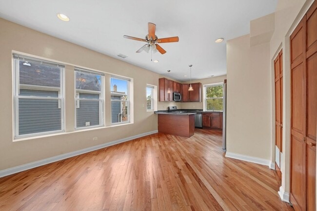 Building Photo - Spacious 2BR/2BA Rogers Park Condo with In-Unit Laundry & Central Air