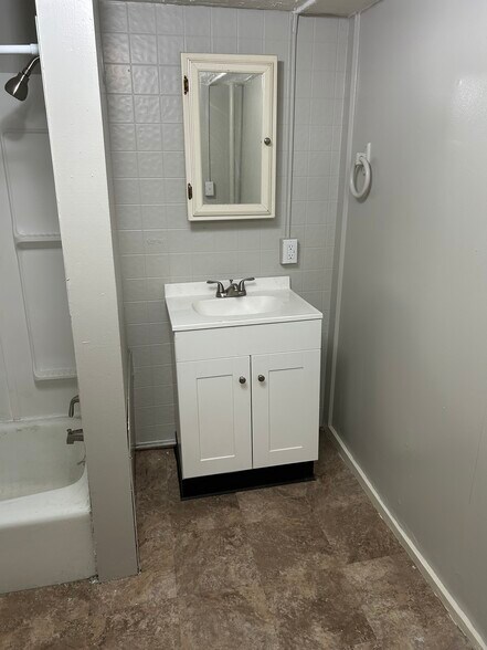 Building Photo - 2484 Lagonda Ave