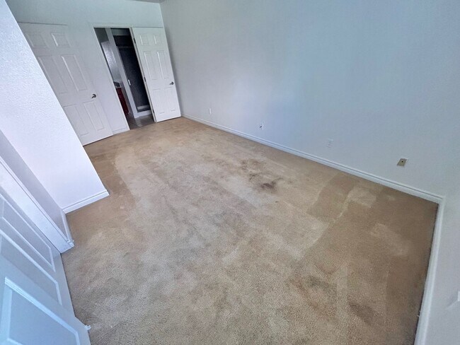 Building Photo - ADORABLE 2 BEDROOM 2 BATHROOM 1ST FLOOR CONDO