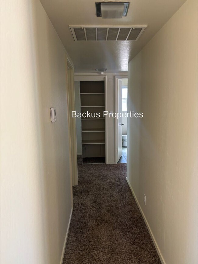 Building Photo - 209 La Mesa Dr