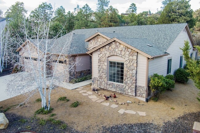 Building Photo - 4 Bedroom, 2 Bathroom Home in Timber Ridge