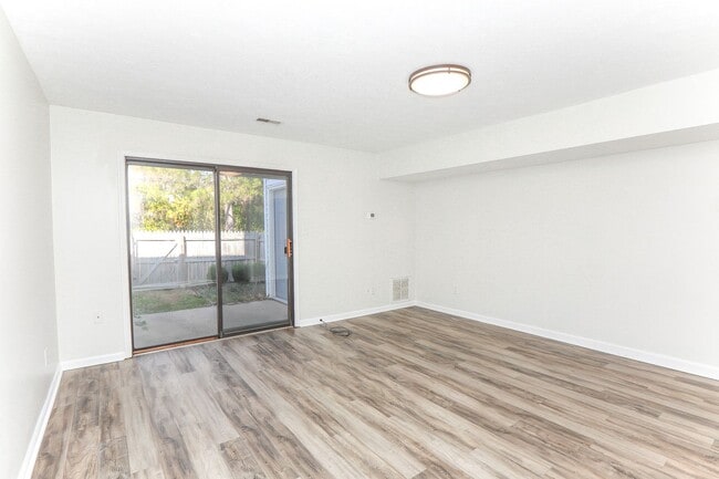Building Photo - WILLIAMSBURG 2 Bedroom 1.5 Bath Townhome