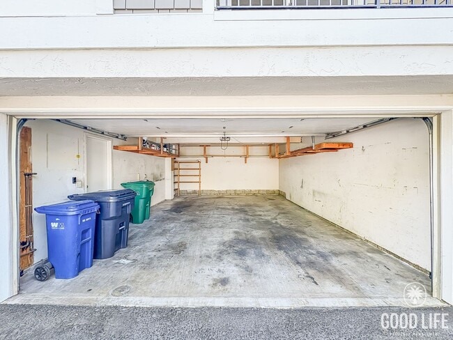 Building Photo - Beautiful 2B/2BA Townhouse with Attached 2...