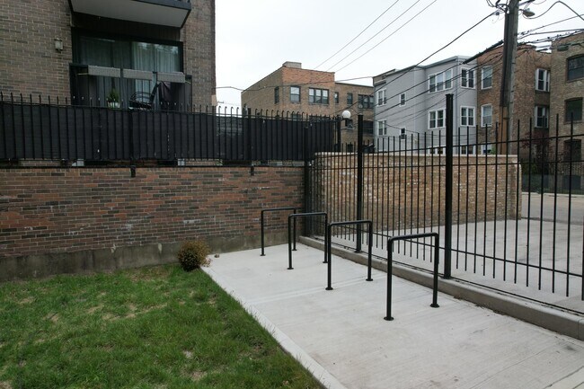 Building Photo - 4338 N Clarendon Ave