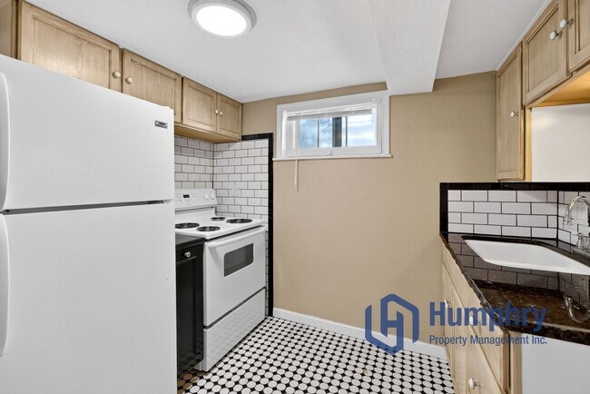 Building Photo - Bottom unit of Duplex