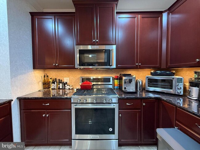 Building Photo - 266 Carson Terrace