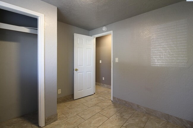 Building Photo - 3 Bed/1 Bath House in East Kennewick