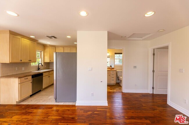 Building Photo - 12833 Delano St