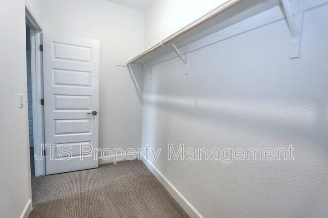 Building Photo - 3349 Hedgerow Ct