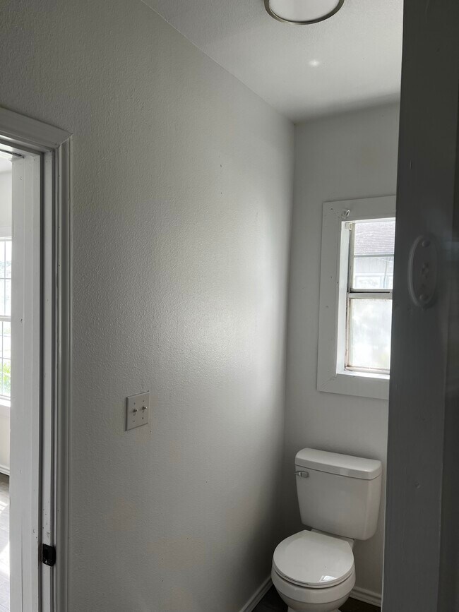 Building Photo - 522 W Alice Ave