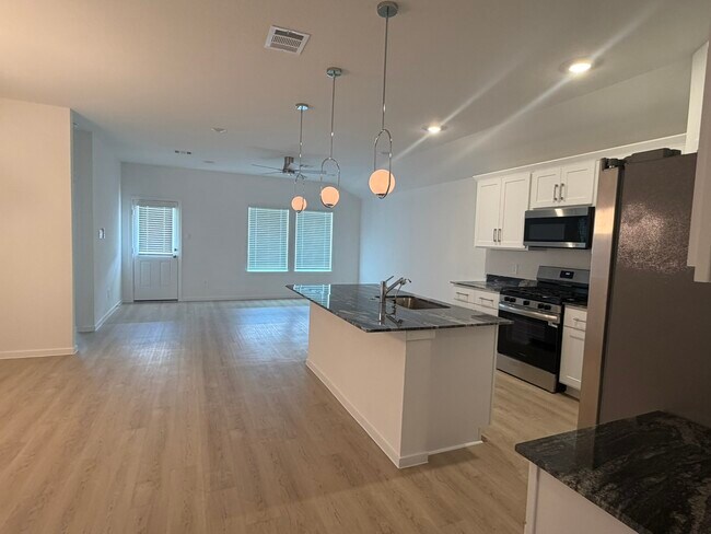 Building Photo - 523 Robin Ct