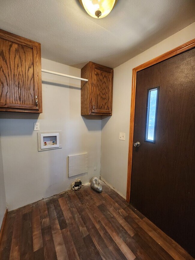 Building Photo - 3 bed, 2 bath on 1/3 Acre of FENCED land.