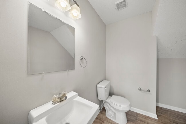 Building Photo - 7404 N Thorncliff Pl