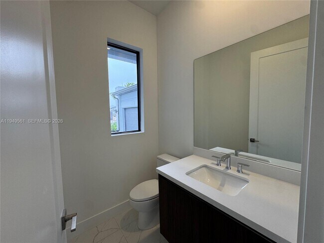 Building Photo - 19749 NE 16th Pl