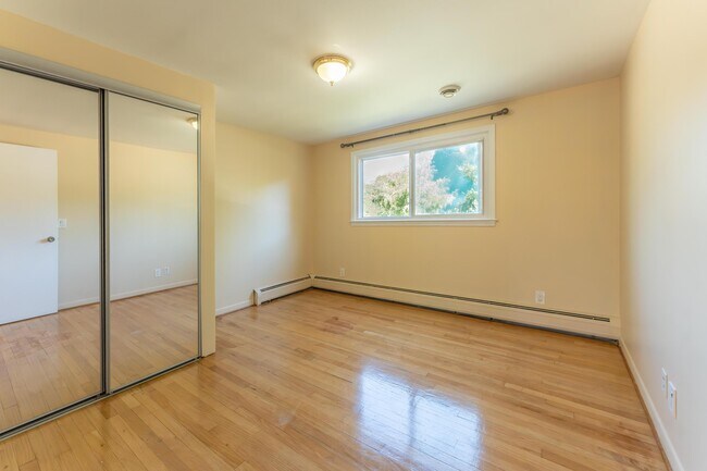 Building Photo - 2616 Douglas Dr