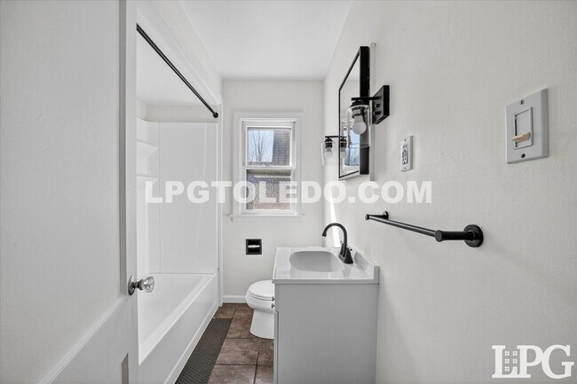 Building Photo - 4124 Vermaas Ave