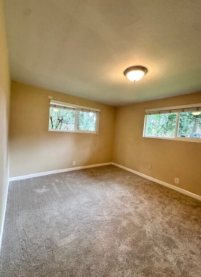 Building Photo - Private cozy rambler in the Issaquah school district