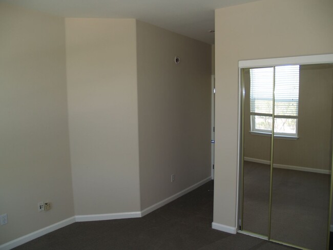 Building Photo - Private Street Entrance! Attached Garage! ...