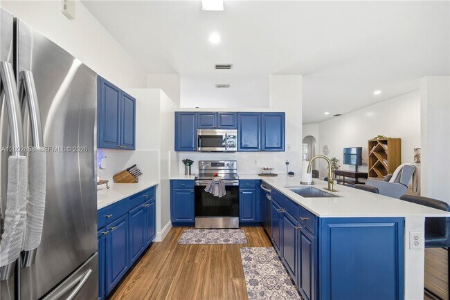 Building Photo - 2615 SE 5th Ct