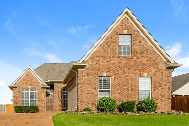 Building Photo - 610 Classic Dr N