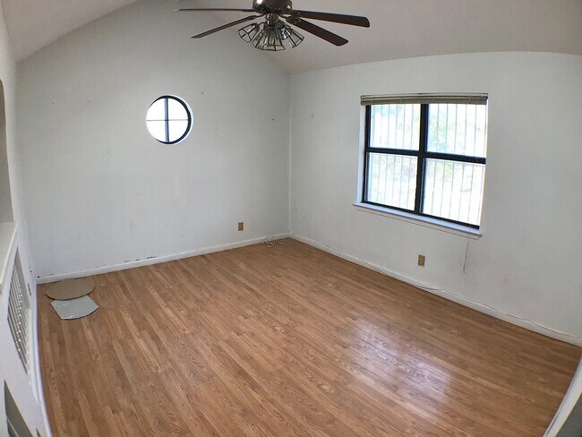 Building Photo - Northeast El Paso 3 bed with Refrig A/C an...