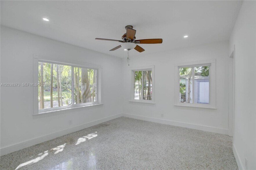 Building Photo - 616 SW 11th Ct