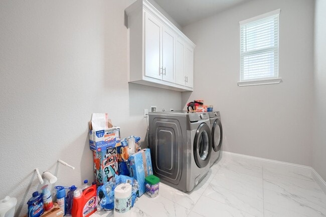 Building Photo - 929 Newcastle Dr