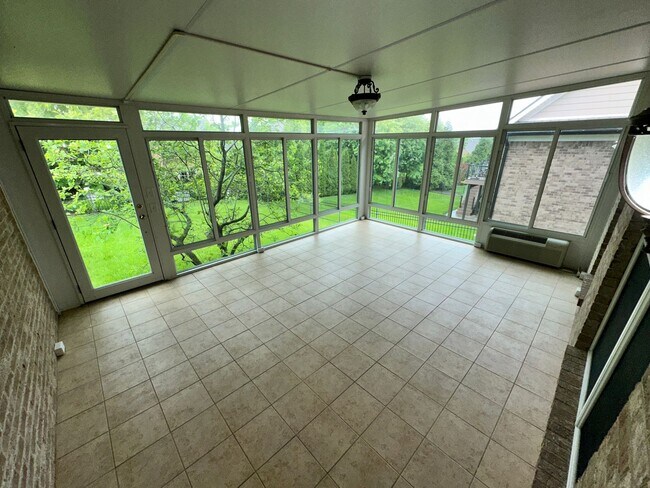 Building Photo - BEAUTIFUL, SPACIOUS 5 BR, 4.5 BATH HOME! G...