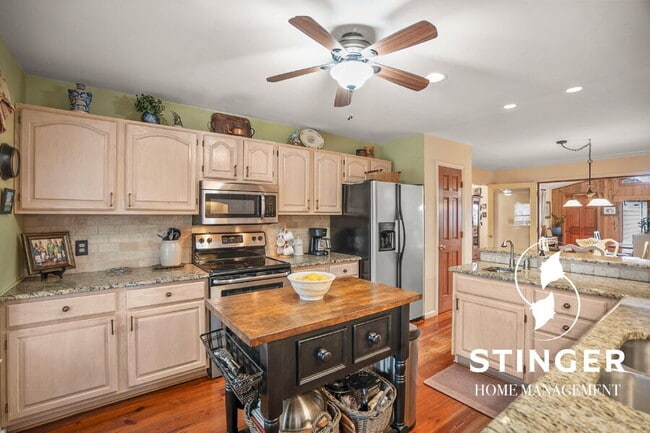 Building Photo - 1808 Lenora Dr