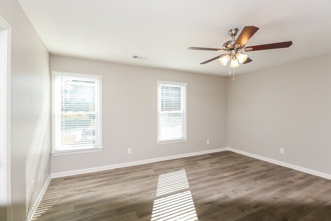 Building Photo - 340 Wayside Dr