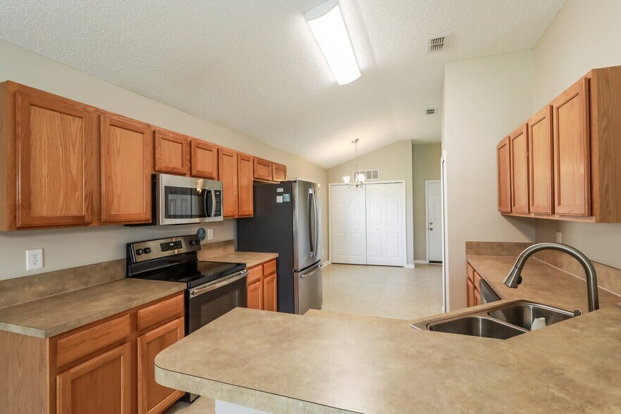 Building Photo - 2600 Creek Ridge Dr