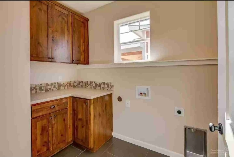 Building Photo - 629 NW Rimrock Dr