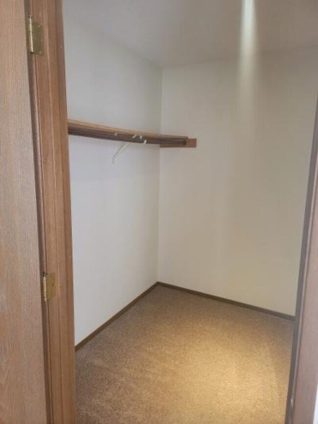 Building Photo - Classic North Tacoma 4 Bedroom Tri-Level with Peak a Boo View!