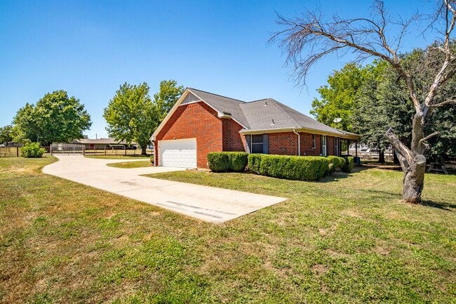 Building Photo - 800 Oak Ln Dr