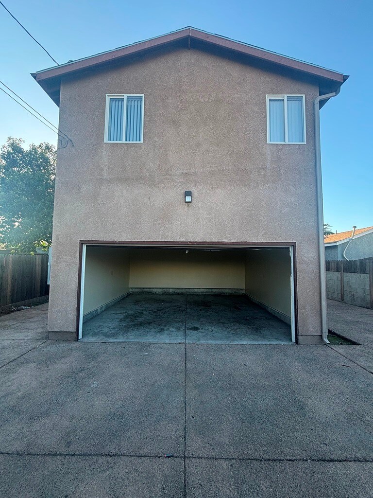 Building Photo - 8848 Orchard Ave