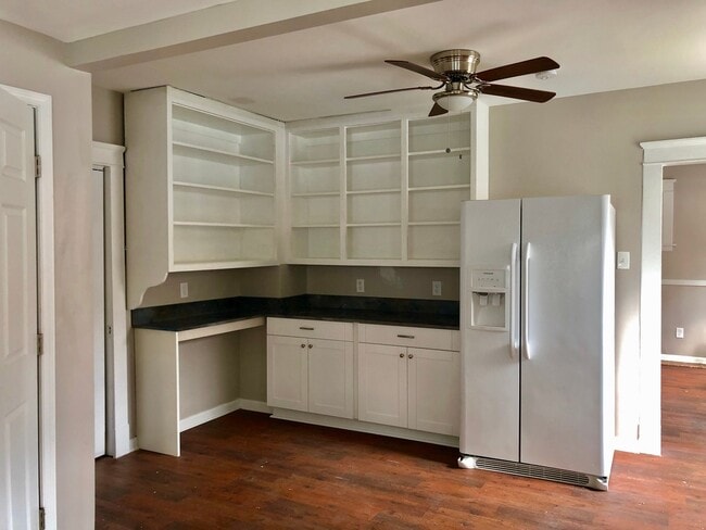 Building Photo - Completely renovated spacious single famil...
