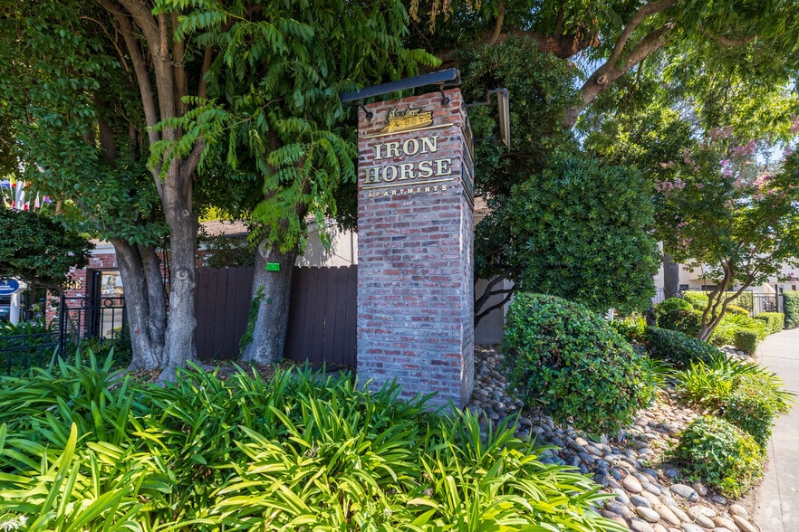 Primary Photo - Iron Horse Apartments