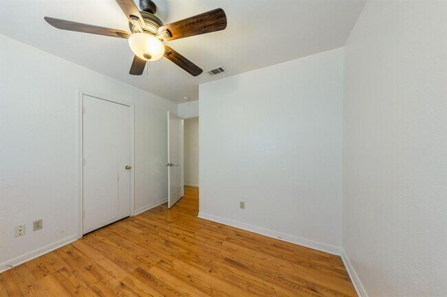 Building Photo - 2703 Cypress Ln