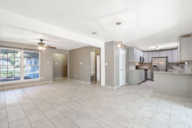 Building Photo - 3307 Roaming Woods Ln