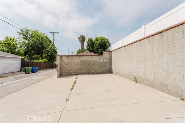 Building Photo - 6440 Lindley Ave