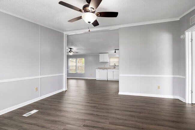 Building Photo - 3 Bed 2 Bath Home Close to Fort Bragg