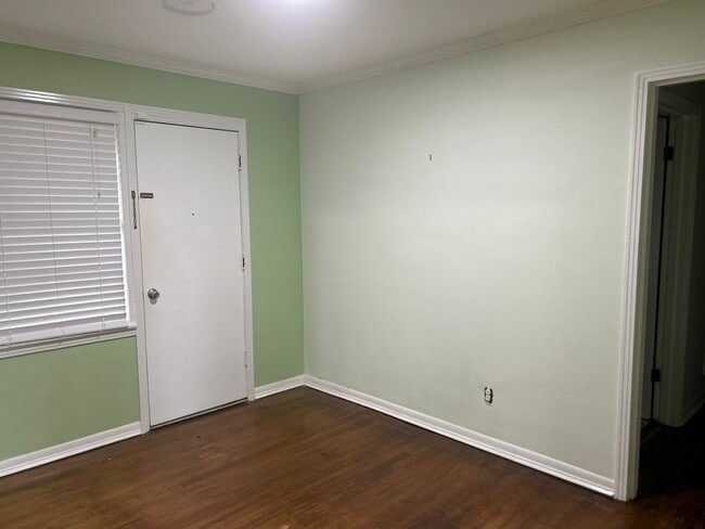 Building Photo - Welcome to this charming 3 bedroom, 1.5 bathroom home in Colonial Acres.