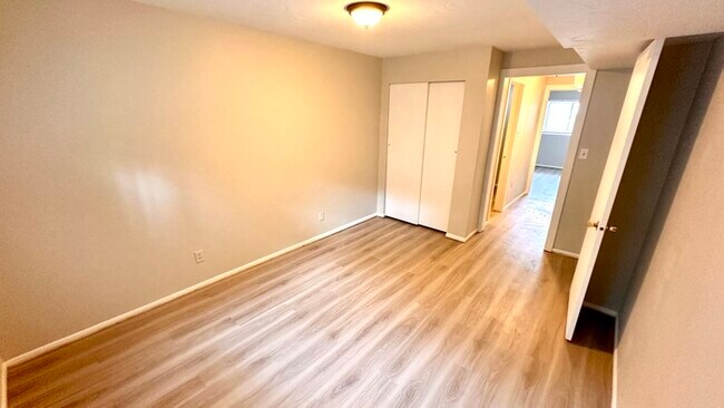 Building Photo - Remodeled 4 Bedroom Townhome!