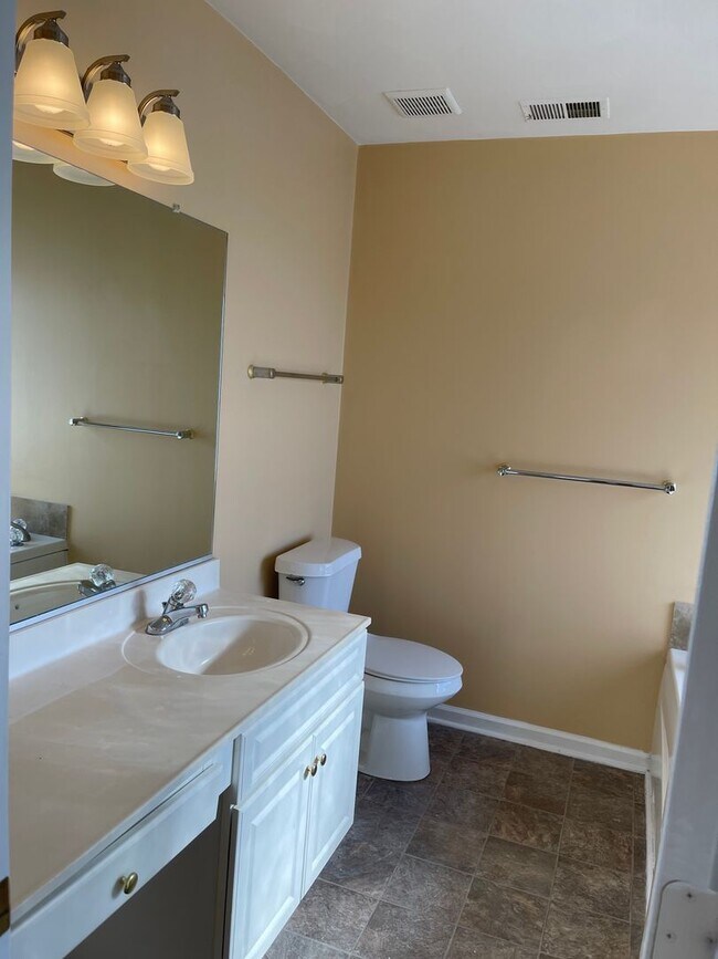 Building Photo - Lovely Lakefront Home in Virginia Beach