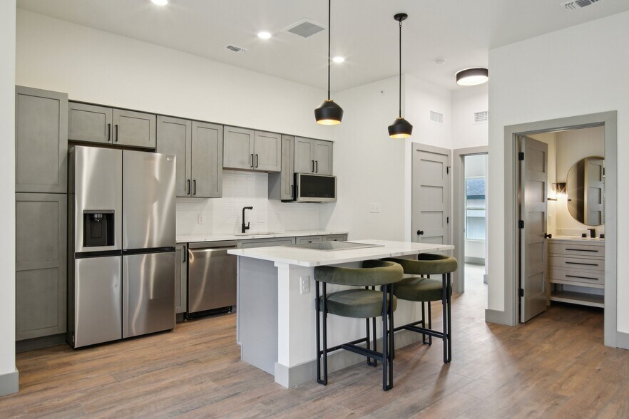 Building Photo - 2450 Wickersham Ln