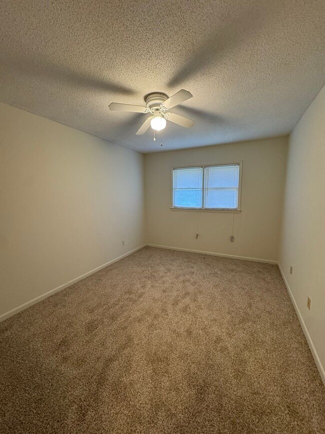Building Photo - 201 Westbrooke Court #5 (Westbrooke Townhomes)